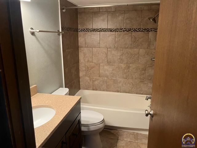 2925 SW Maupin Ln Apt 201, Topeka, KS 66614