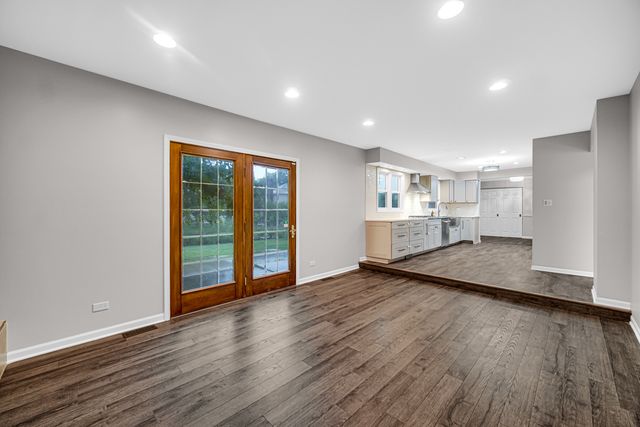 910 KNIGHTSBRIDGE Lane, Schaumburg, IL 60195