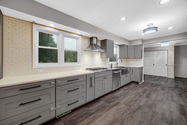 910 KNIGHTSBRIDGE Lane, Schaumburg, IL 60195