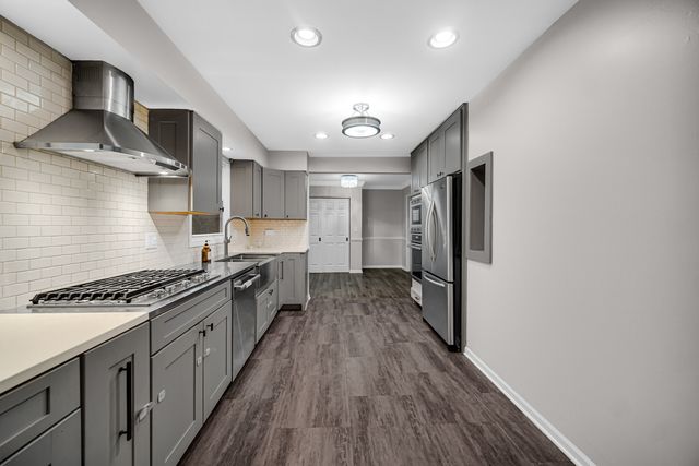 910 KNIGHTSBRIDGE Lane, Schaumburg, IL 60195