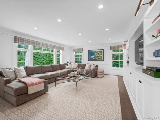 41 Strickland Place, Manhasset, NY 11030