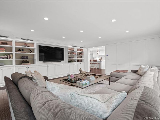 41 Strickland Place, Manhasset, NY 11030