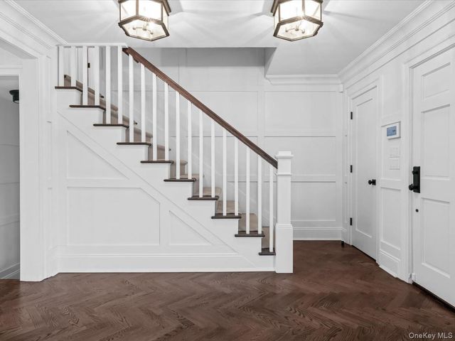 41 Strickland Place, Manhasset, NY 11030