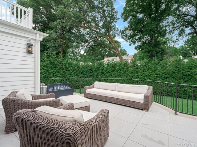 41 Strickland Place, Manhasset, NY 11030