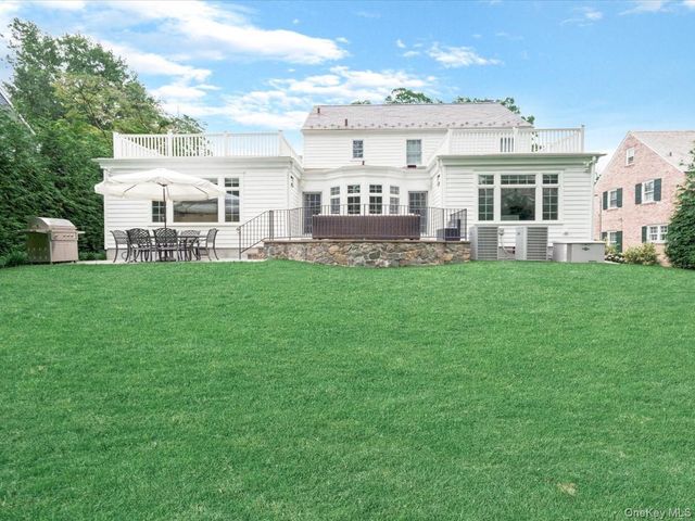 41 Strickland Place, Manhasset, NY 11030