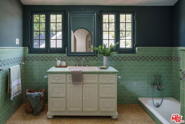 1633 Santa Barbara Avenue, Glendale, CA 91208