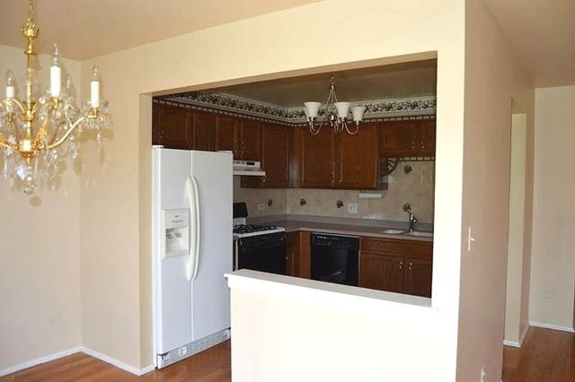 877 Cross Creek Drive B1, Roselle, IL 60172