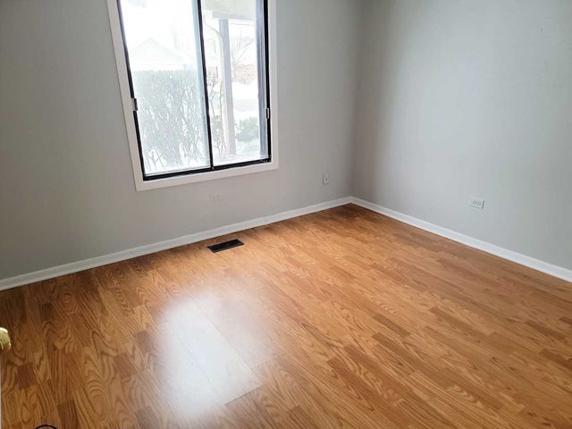 877 Cross Creek Drive B1, Roselle, IL 60172