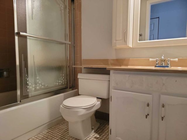 877 Cross Creek Drive B1, Roselle, IL 60172