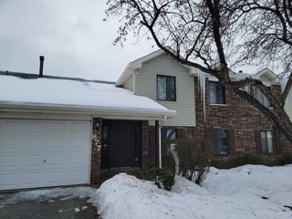877 Cross Creek Drive B1, Roselle, IL 60172