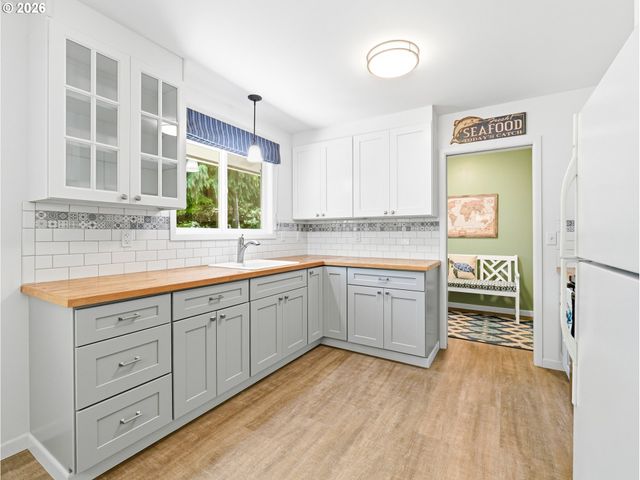 657 S SCHOONER CREEK Rd, Lincoln City, OR 97367