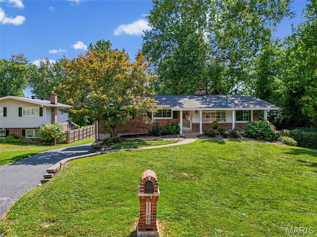 11706 Doverhill Drive, Sunset Hills, MO 63128