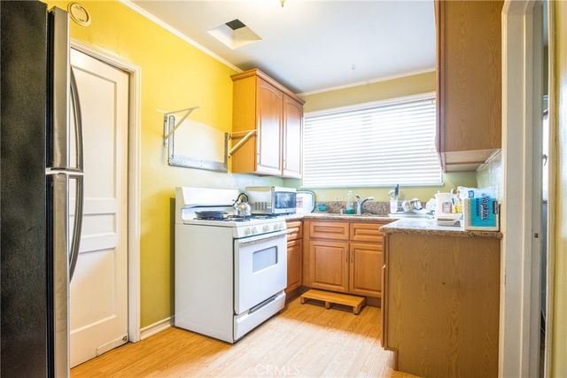 913 S Wilton Place, Los Angeles, CA 90019