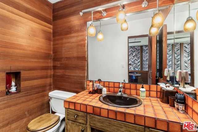 7210 Sunnydip Trail, Los Angeles, CA 90068