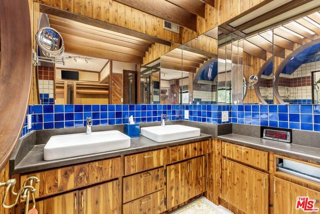 7210 Sunnydip Trail, Los Angeles, CA 90068