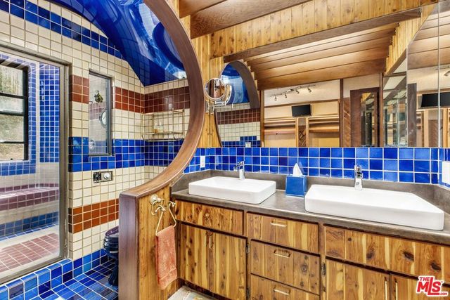 7210 Sunnydip Trail, Los Angeles, CA 90068