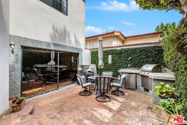 7210 Sunnydip Trail, Los Angeles, CA 90068