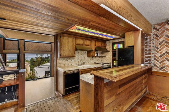 7210 Sunnydip Trail, Los Angeles, CA 90068