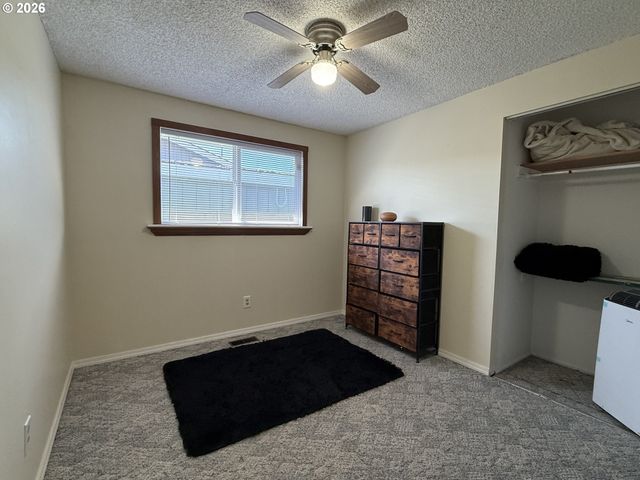 2082 BEL AIR Ct 2082, Roseburg, OR 97471