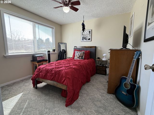 2082 BEL AIR Ct 2082, Roseburg, OR 97471