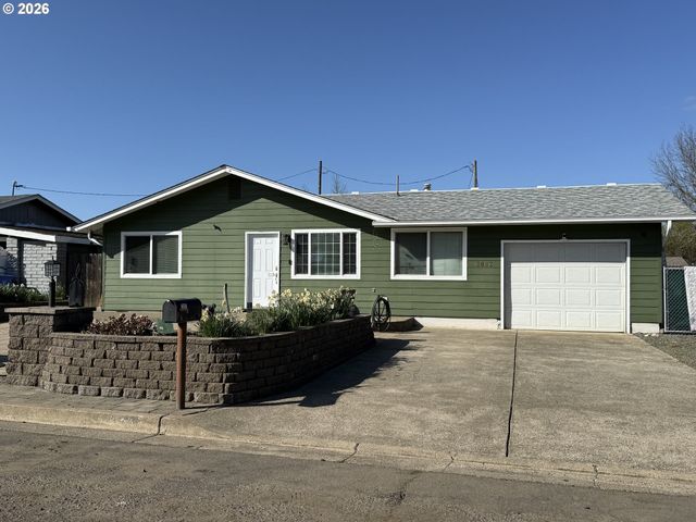 2082 BEL AIR Ct 2082, Roseburg, OR 97471