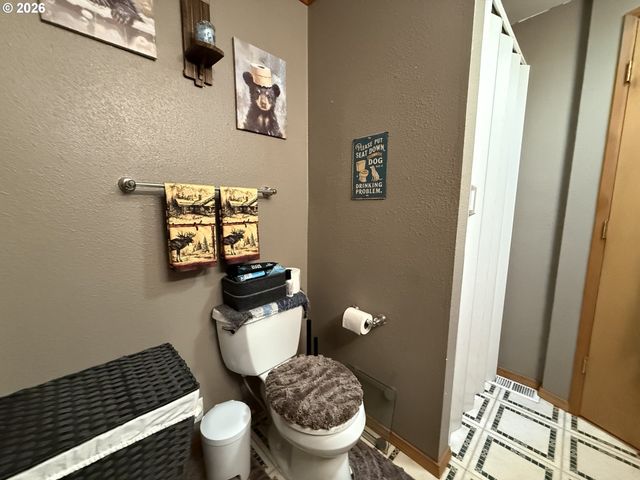 2082 BEL AIR Ct 2082, Roseburg, OR 97471