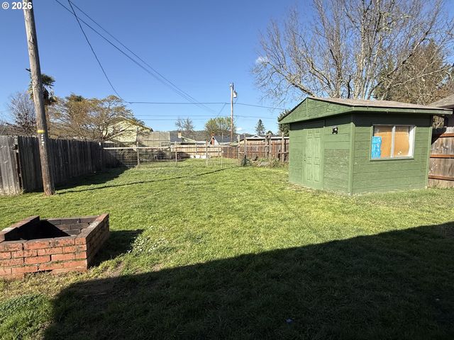 2082 BEL AIR Ct 2082, Roseburg, OR 97471