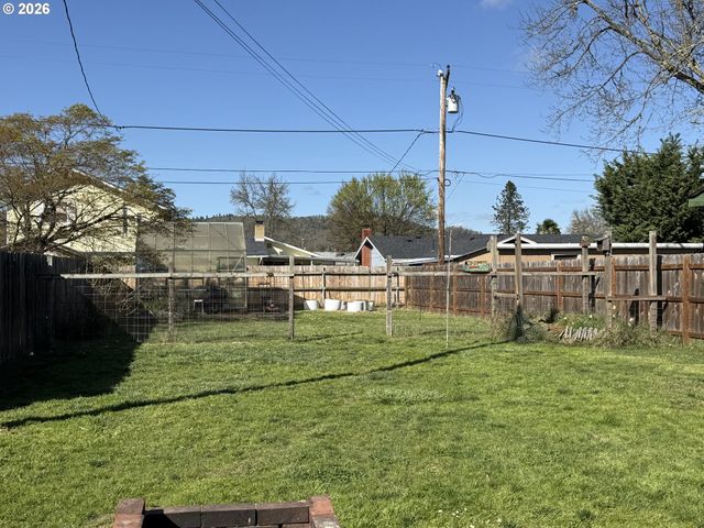 2082 BEL AIR Ct 2082, Roseburg, OR 97471