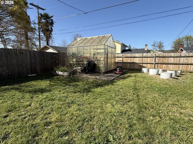 2082 BEL AIR Ct 2082, Roseburg, OR 97471