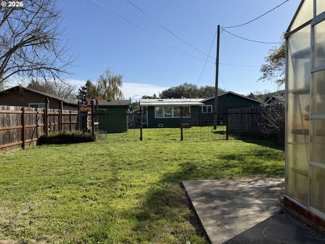 2082 BEL AIR Ct 2082, Roseburg, OR 97471