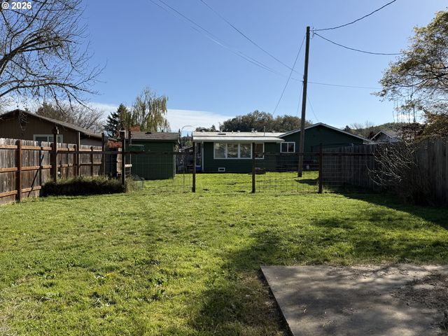 2082 BEL AIR Ct 2082, Roseburg, OR 97471