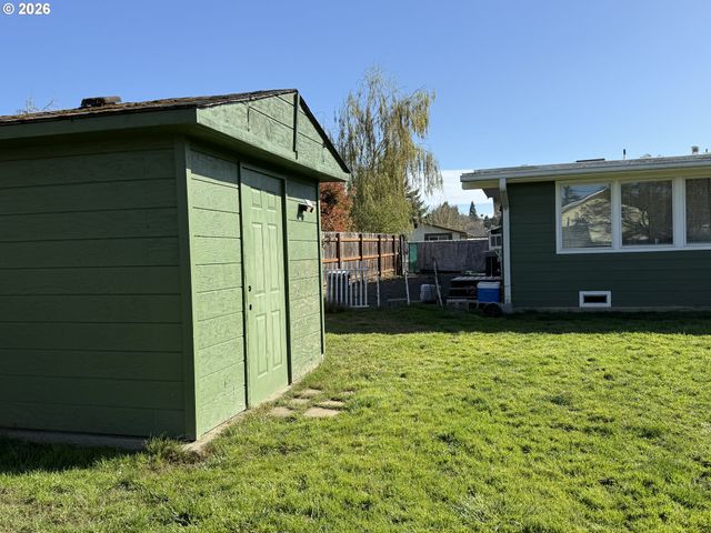 2082 BEL AIR Ct 2082, Roseburg, OR 97471