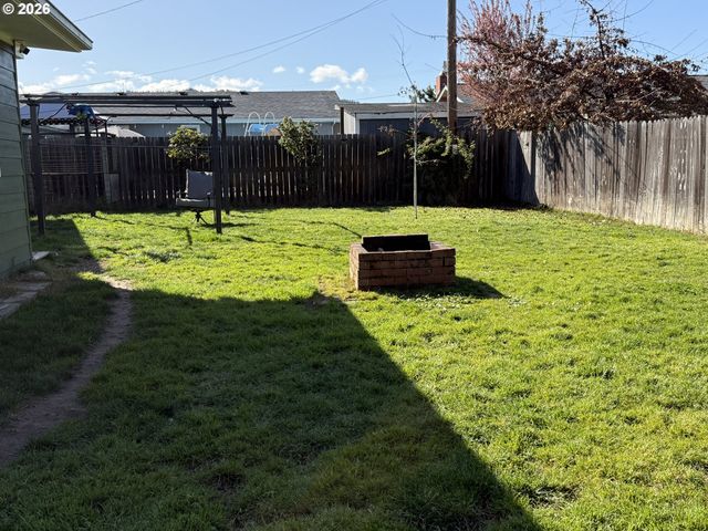 2082 BEL AIR Ct 2082, Roseburg, OR 97471