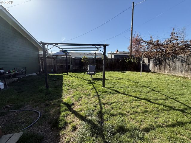 2082 BEL AIR Ct 2082, Roseburg, OR 97471