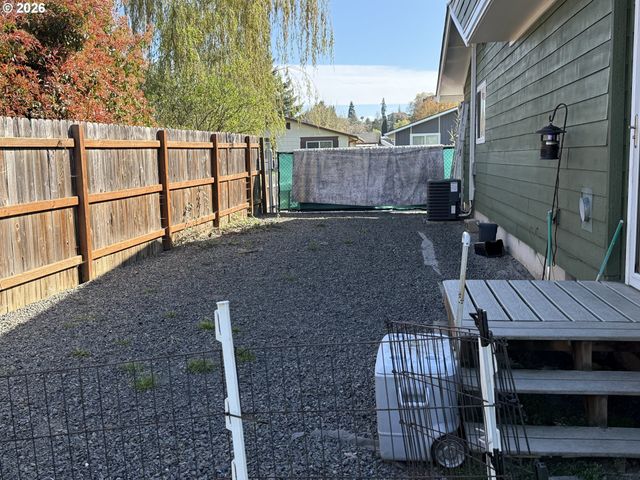 2082 BEL AIR Ct 2082, Roseburg, OR 97471