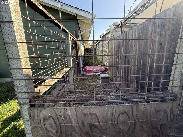 2082 BEL AIR Ct 2082, Roseburg, OR 97471