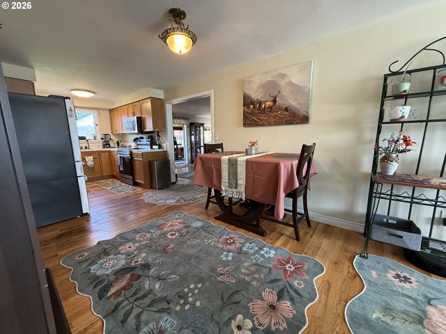 2082 BEL AIR Ct 2082, Roseburg, OR 97471