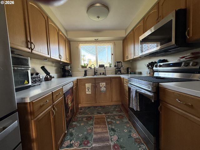 2082 BEL AIR Ct 2082, Roseburg, OR 97471