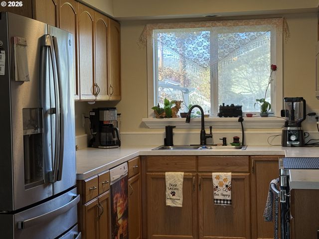 2082 BEL AIR Ct 2082, Roseburg, OR 97471