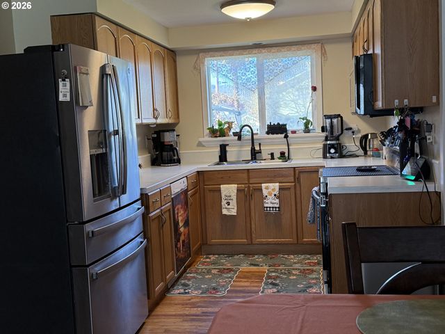 2082 BEL AIR Ct 2082, Roseburg, OR 97471