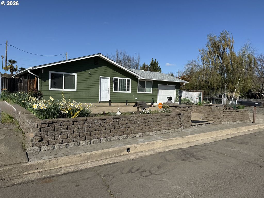 2082 BEL AIR Ct 2082, Roseburg, OR 97471