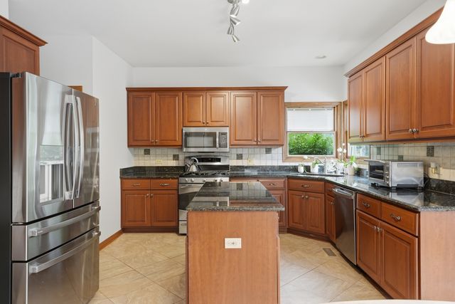 801 Fieldale Lane, Grayslake, IL 60030
