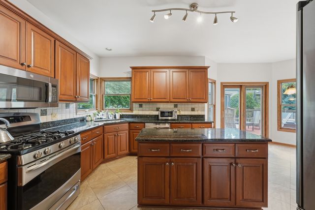 801 Fieldale Lane, Grayslake, IL 60030