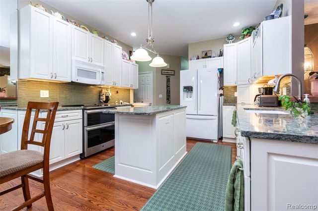 178 Lakeshore Vista, Howell, MI 48843