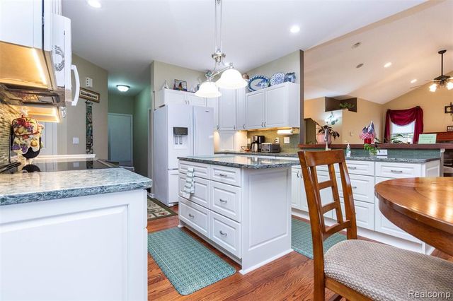 178 Lakeshore Vista, Howell, MI 48843