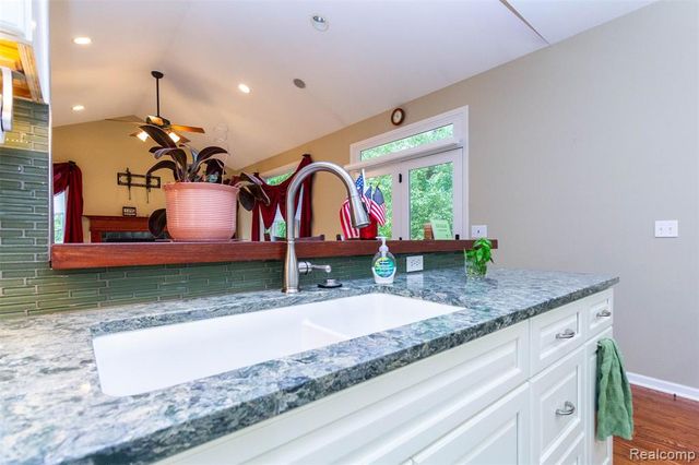 178 Lakeshore Vista, Howell, MI 48843