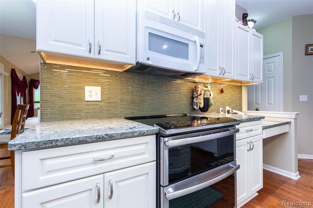 178 Lakeshore Vista, Howell, MI 48843