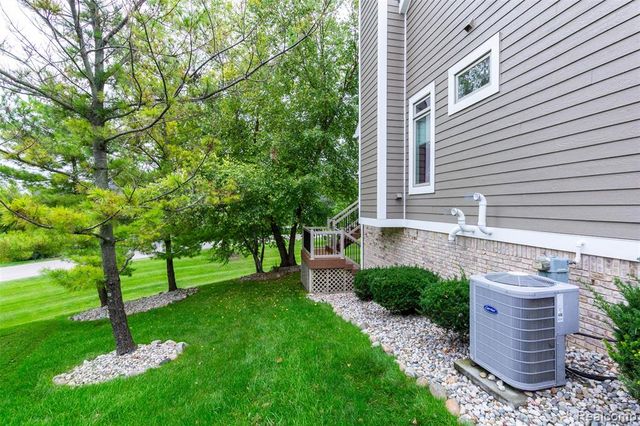 178 Lakeshore Vista, Howell, MI 48843