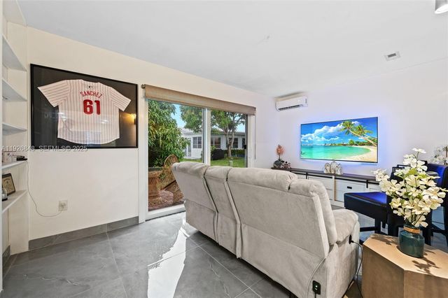 6707 NW 71st St, Tamarac, FL 33321