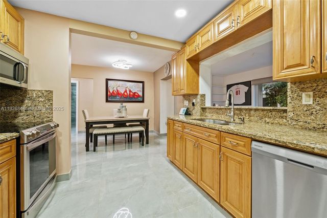 6707 NW 71st St, Tamarac, FL 33321